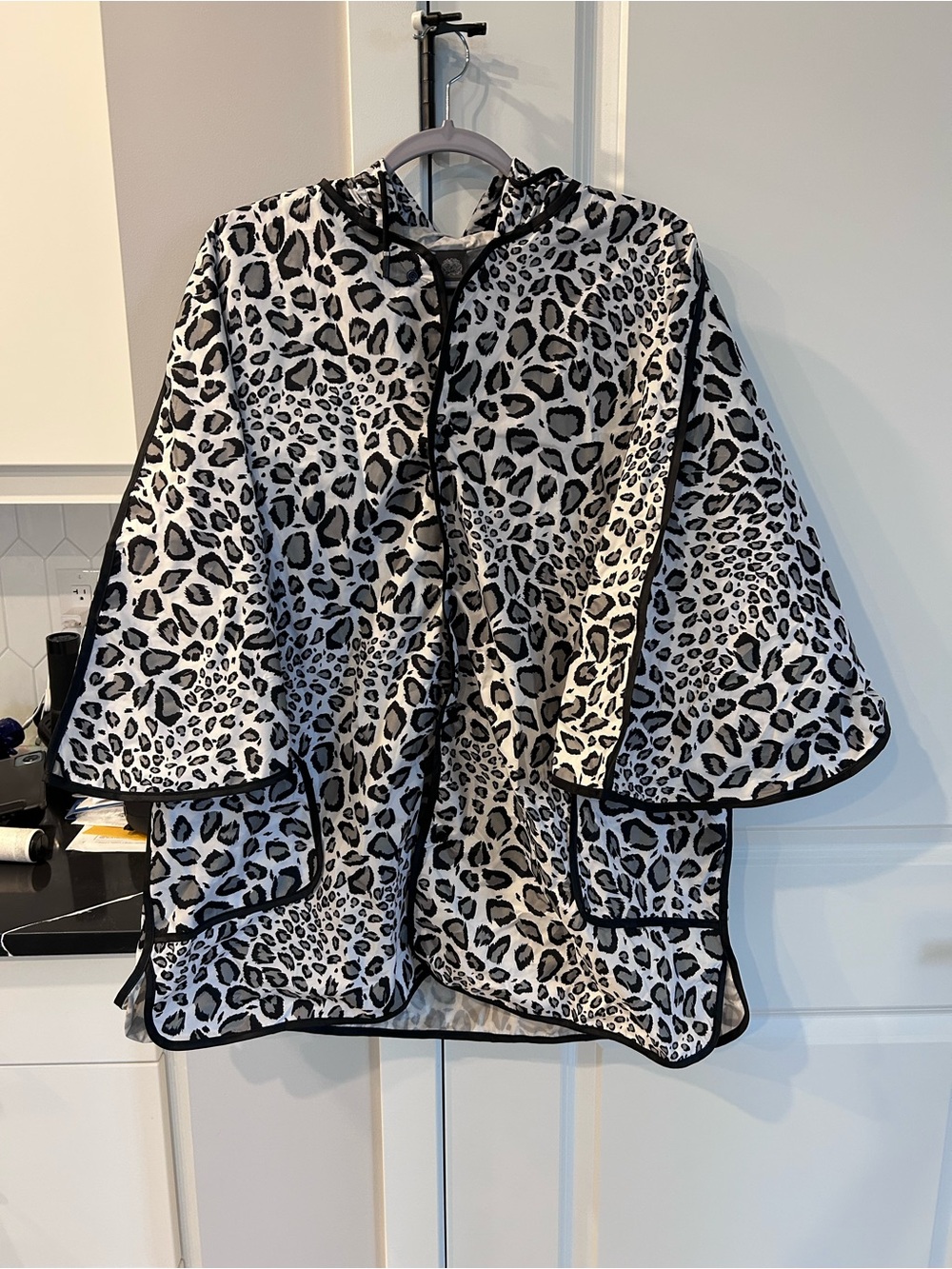 NWT Vince Camuto White Leopard Print Hooded Rain Poncho Packable OS Waterproof